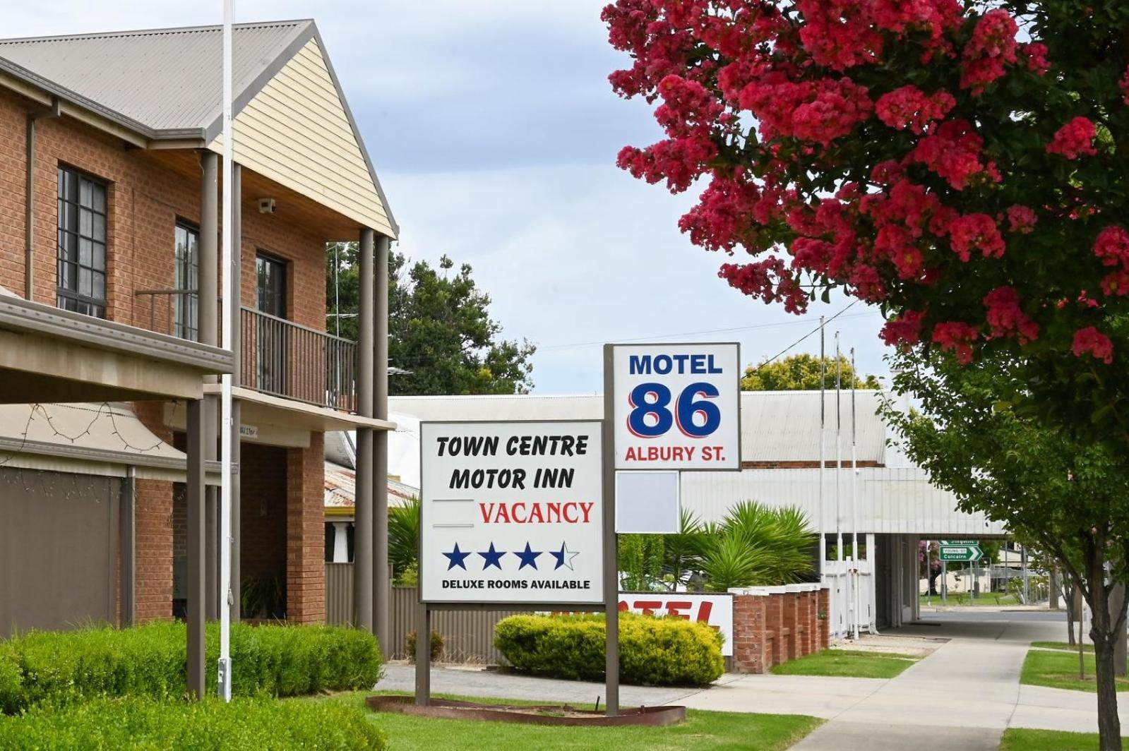 Holbrook Town Centre Motor Inn Exterior photo