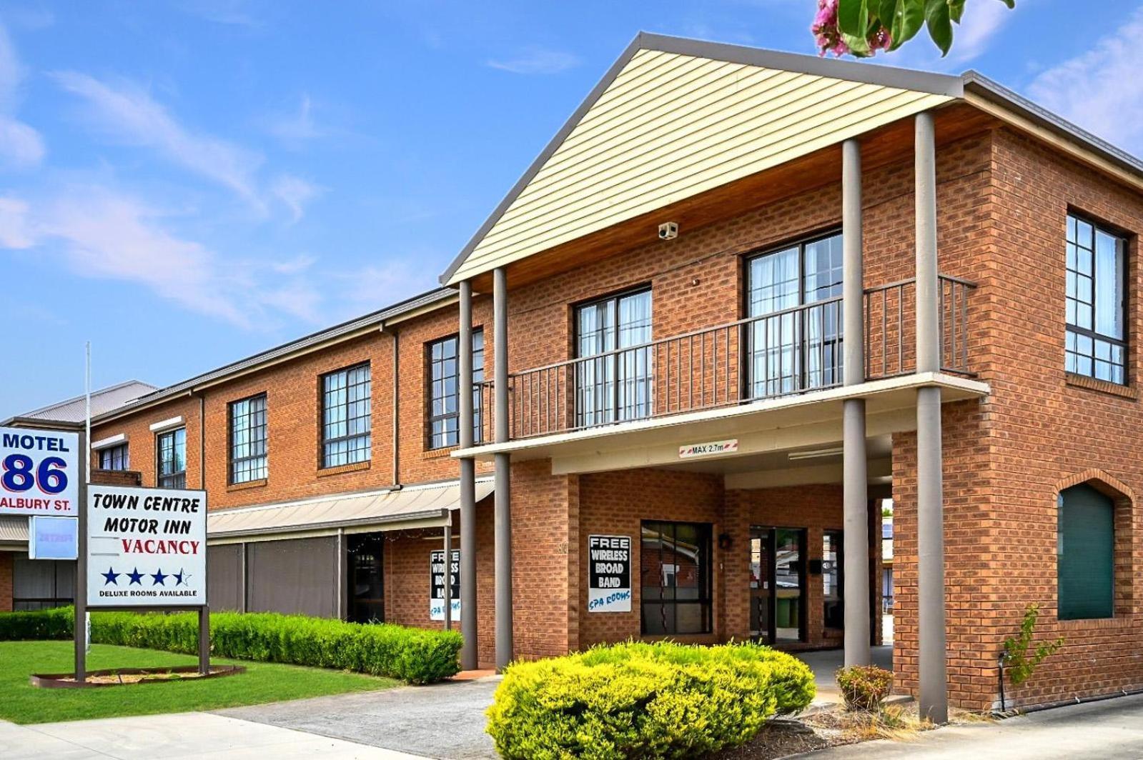 Holbrook Town Centre Motor Inn Exterior photo