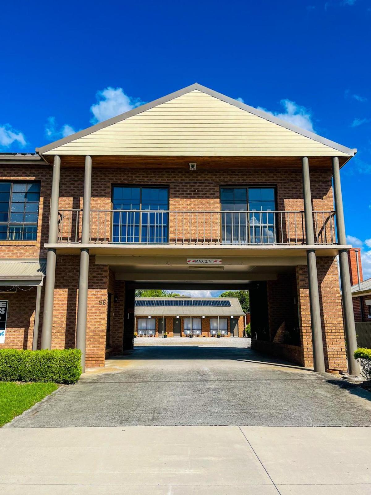 Holbrook Town Centre Motor Inn Exterior photo