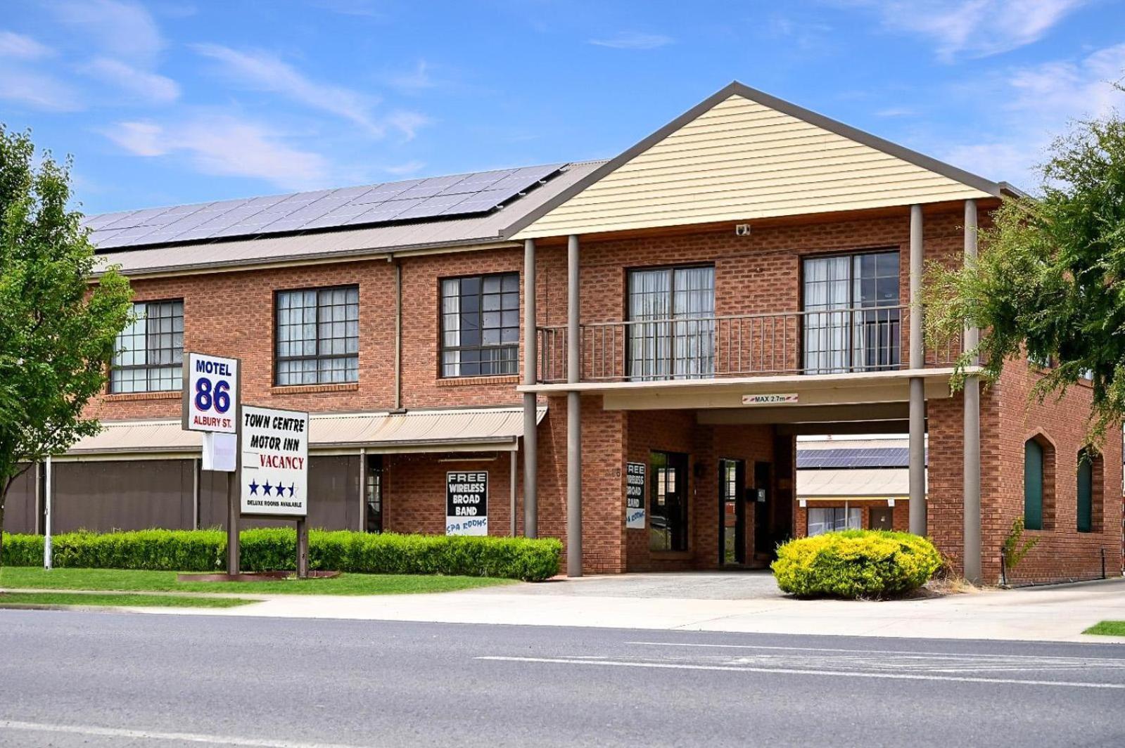 Holbrook Town Centre Motor Inn Exterior photo