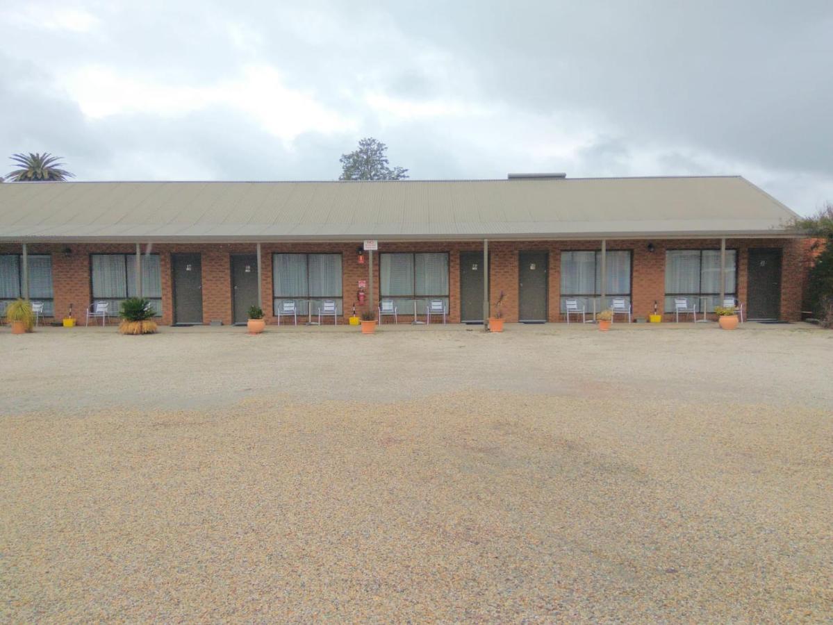 Holbrook Town Centre Motor Inn Exterior photo